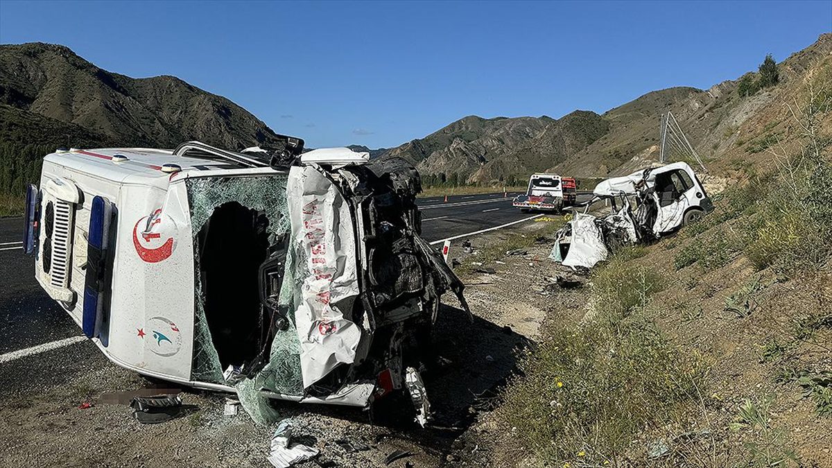 Erzurum'un Oltu ilçesinde ambulans ile hafif ticari aracın çarpıştığı kazada