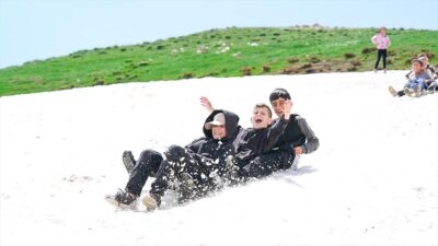 Şırnak'ın Beytüşşebap ilçesindeki Faraşin Yaylası'nda temmuz olmasına rağmen erimeyen kar,