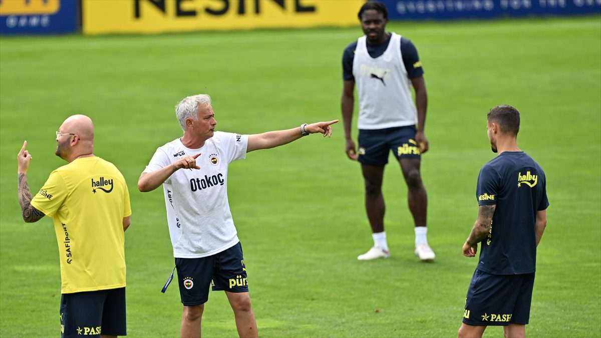 Fenerbahçe'nin 29 yaşındaki tecrübeli savunma oyuncusu Alexander Djiku, ortak hedeflerinin