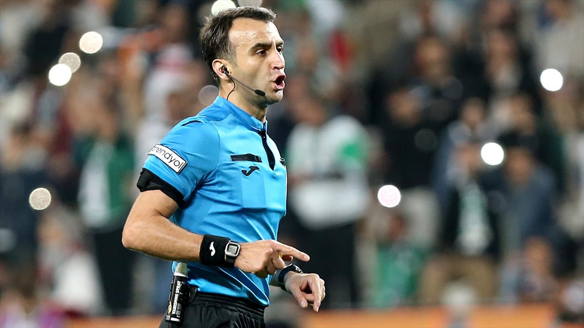 FIFA kokartlı hakem Atilla Karaoğlan, Karadağ'ın Decic ile Galler'in The