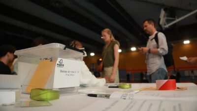 Fransa'da ilk turu aşırı sağcı Ulusal Birlik (RN) partisinin önde