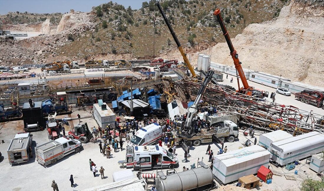 Şırnak'ta Gabar Dağı'ndaki petrol sahasında sondaj kulesinin devrilmesi sonucu enkaz