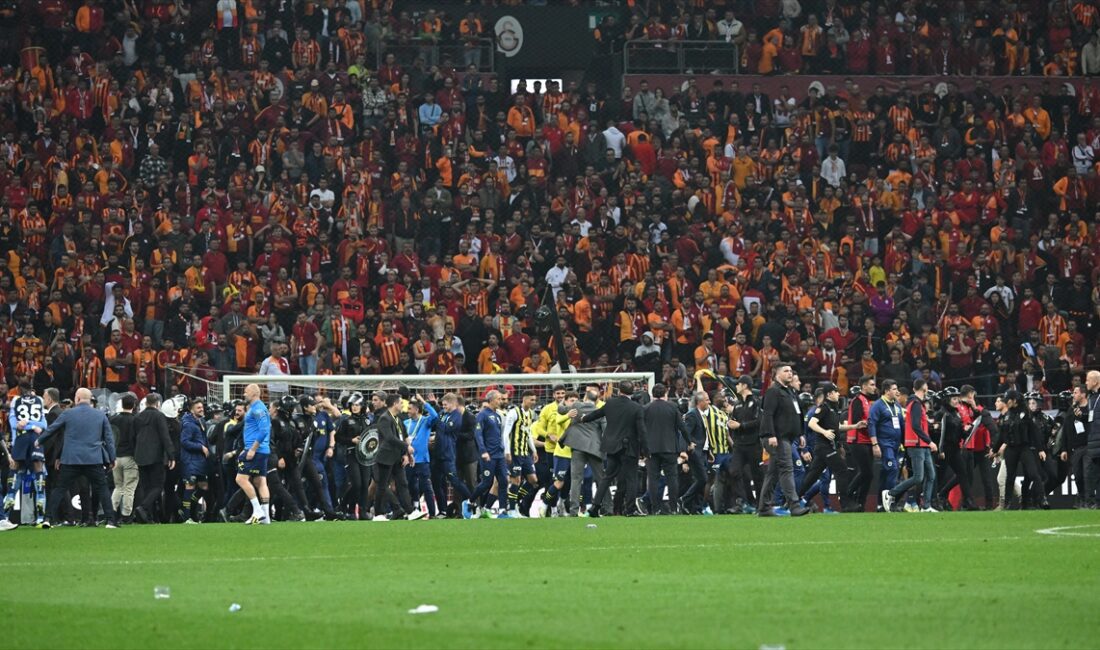 Trendyol Süper Lig'in 37. haftasındaki Galatasaray-Fenerbahçe derbisinin ardından yaşanan olaylara