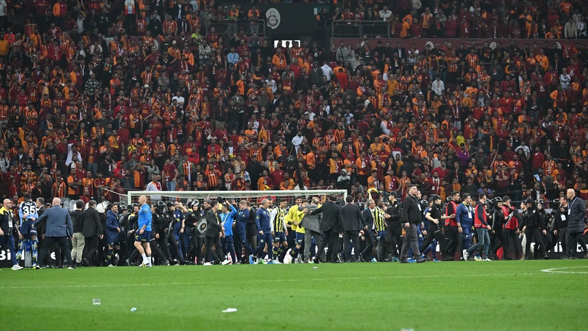 Trendyol Süper Lig'in 37. haftasındaki Galatasaray-Fenerbahçe derbisinin ardından yaşanan olaylara