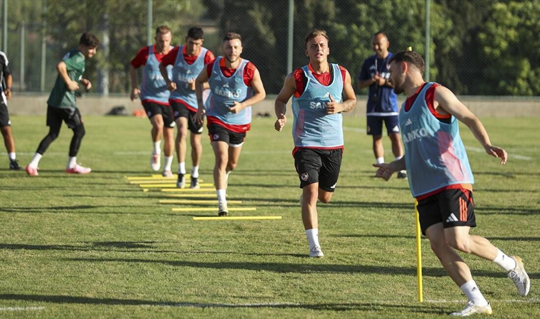 Süper Lig'de geçen sezon son haftalarda aldığı galibiyetlerle ligde kalmayı