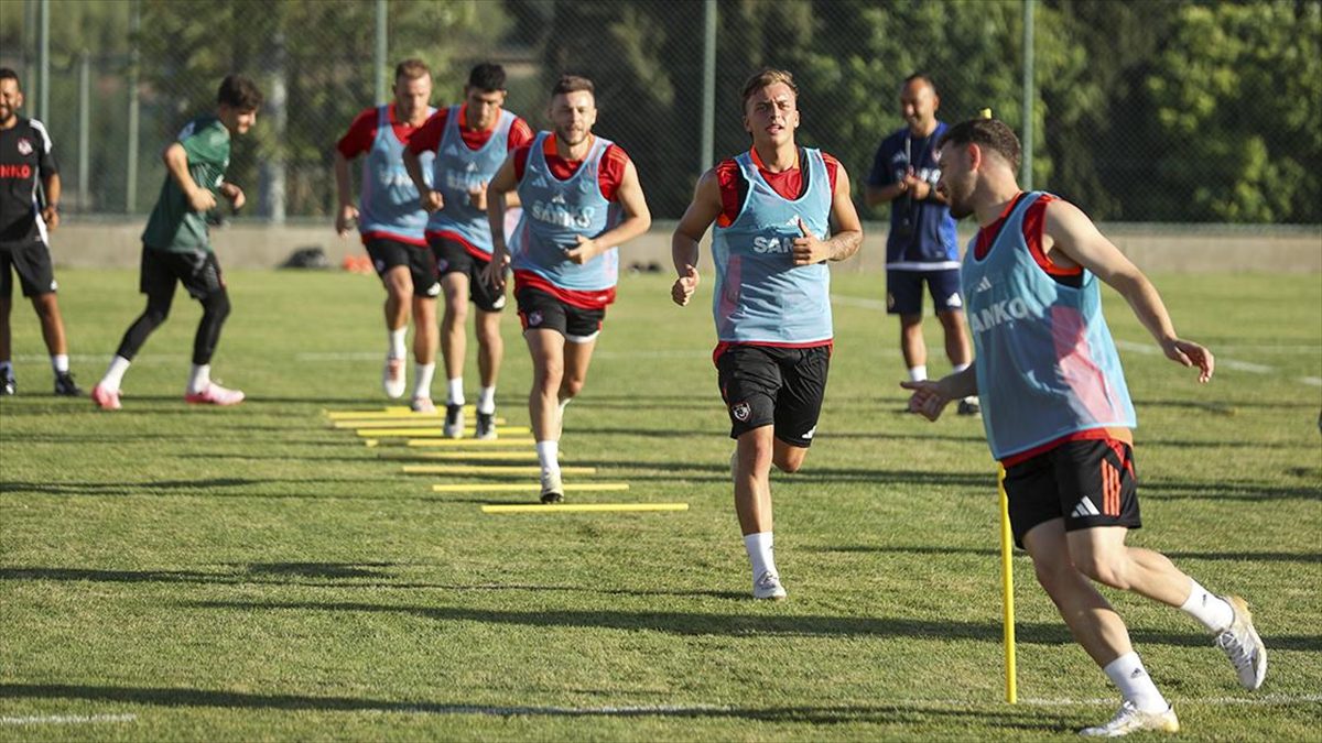 Süper Lig'de geçen sezon son haftalarda aldığı galibiyetlerle ligde kalmayı