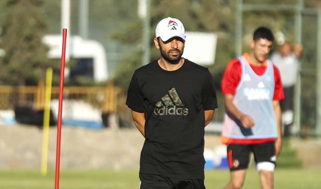 Süper Lig ekiplerinden Gaziantep FK'nin teknik direktörü Selçuk İnan, yeni