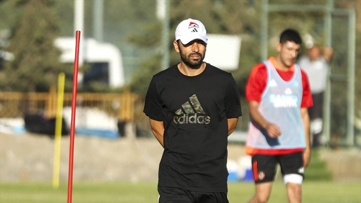 Süper Lig ekiplerinden Gaziantep FK'nin teknik direktörü Selçuk İnan, yeni