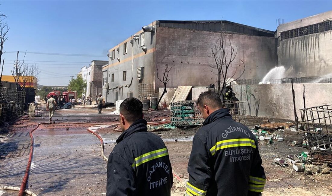 3 iş yeri ile 3 aracın hasar aldığı yangında dumandan