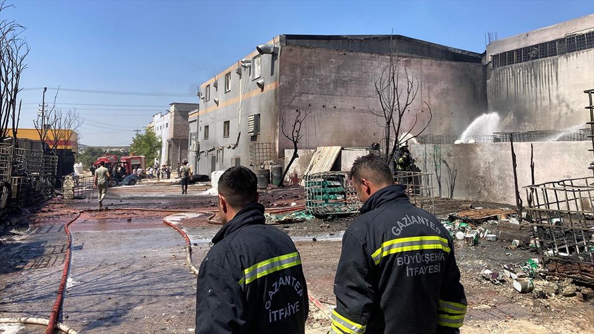3 iş yeri ile 3 aracın hasar aldığı yangında dumandan