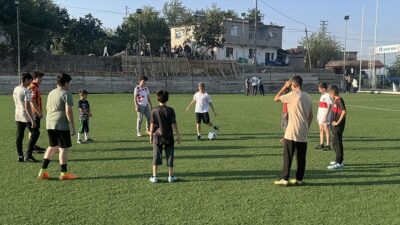 Zonguldak'ın Alaplı ilçesindeki futbol sahasını devlet desteğiyle imece usulü yenileyen