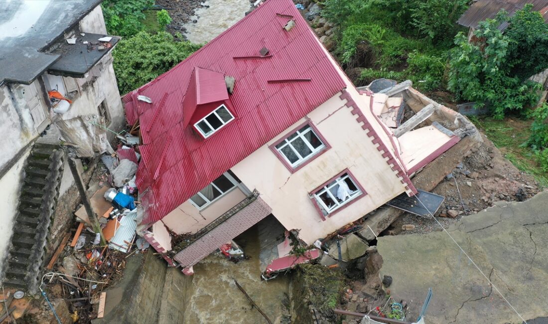 Giresun'da sağanak nedeniyle bir ev yan yattı, bazı ev ve