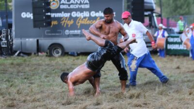 ANTALYA (AA) – Antalya'nın Alanya ilçesinde düzenlenen 18. Geleneksel Gökbel