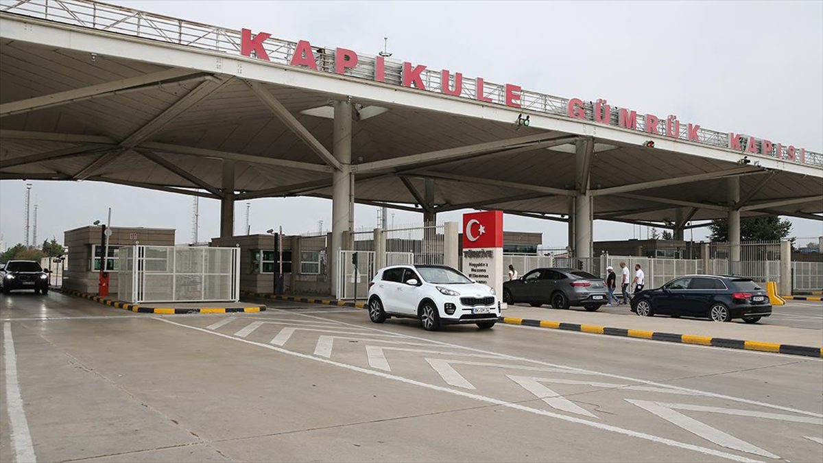 Yıllık izinlerini memleketlerinde geçirmek için yola çıkan gurbetçilerin yurda gelişleri