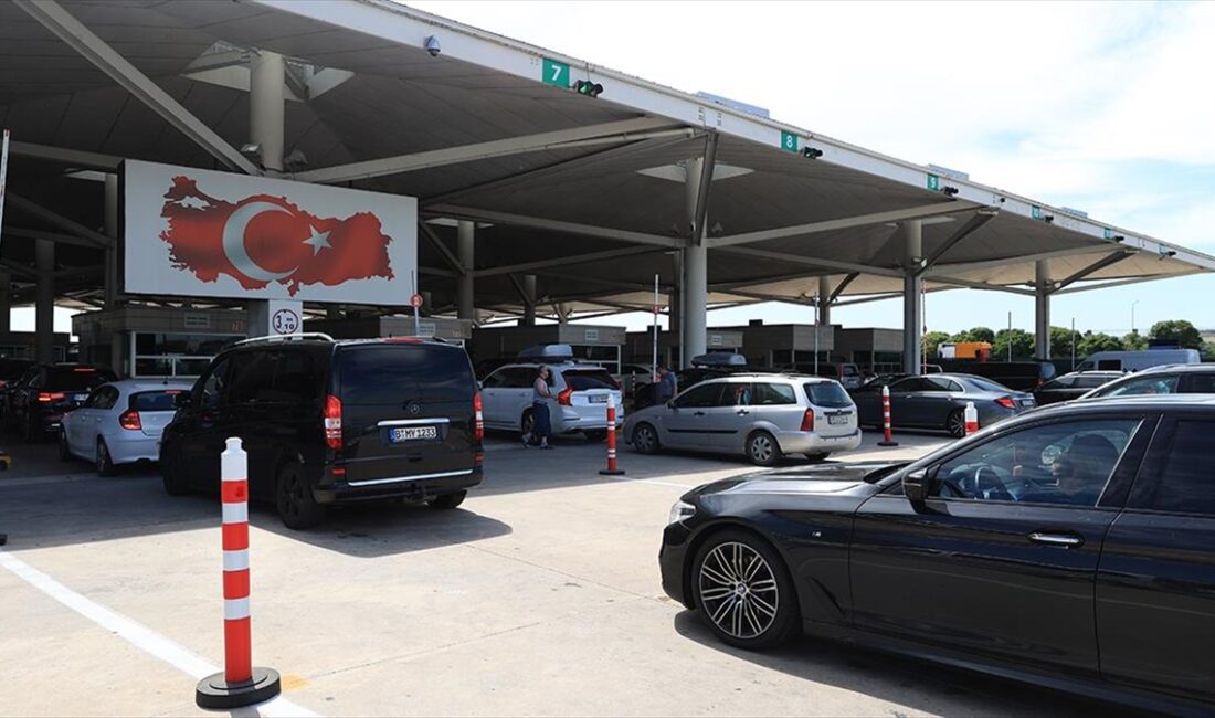 Yaşadıkları Avrupa ülkelerinden yıllık izinlerini geçirmek üzere yola çıkan gurbetçilerin