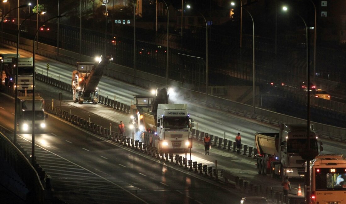 İstanbul Büyükşehir Belediyesince (İBB), metrobüs yolunda yapılacak asfalt yenileme çalışması