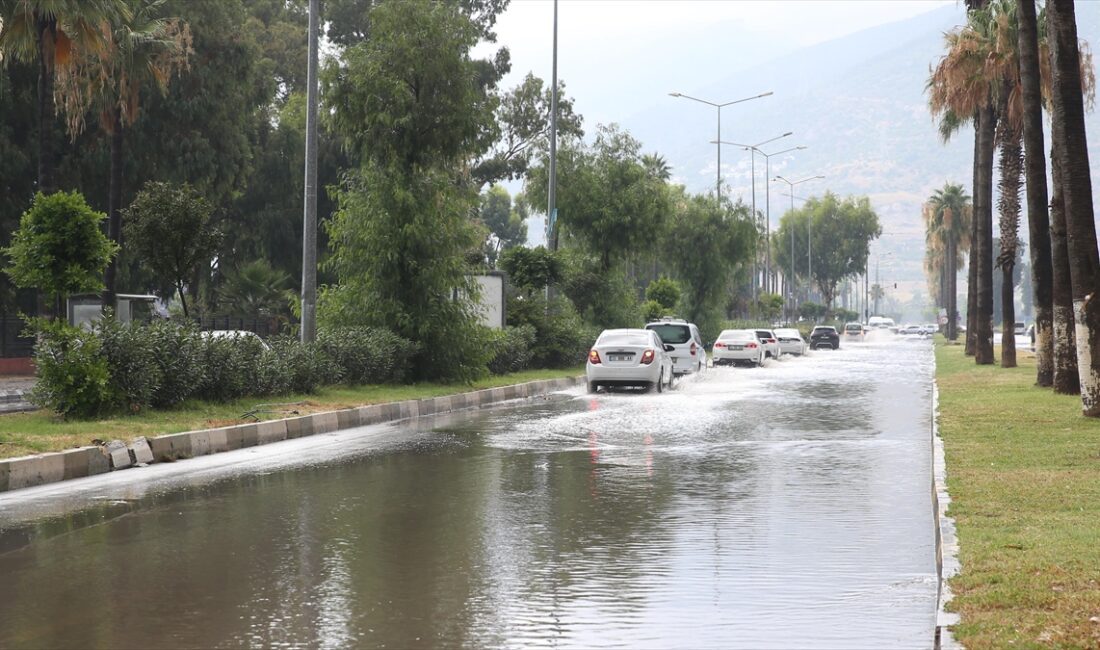 Hatay'ın İskenderun ilçesinde sağanak hayatı olumsuz etkiledi.