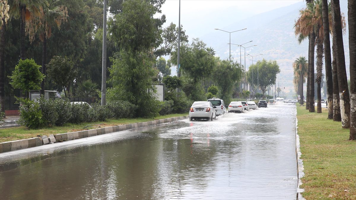 Hatay'ın İskenderun ilçesinde sağanak hayatı olumsuz etkiledi.