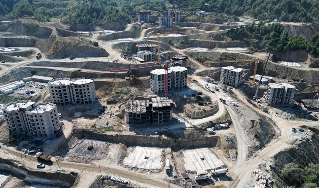 Hatay'ın merkez Antakya ilçesi Kisecik Mahallesi'nde depremzedeler için inşa edilen