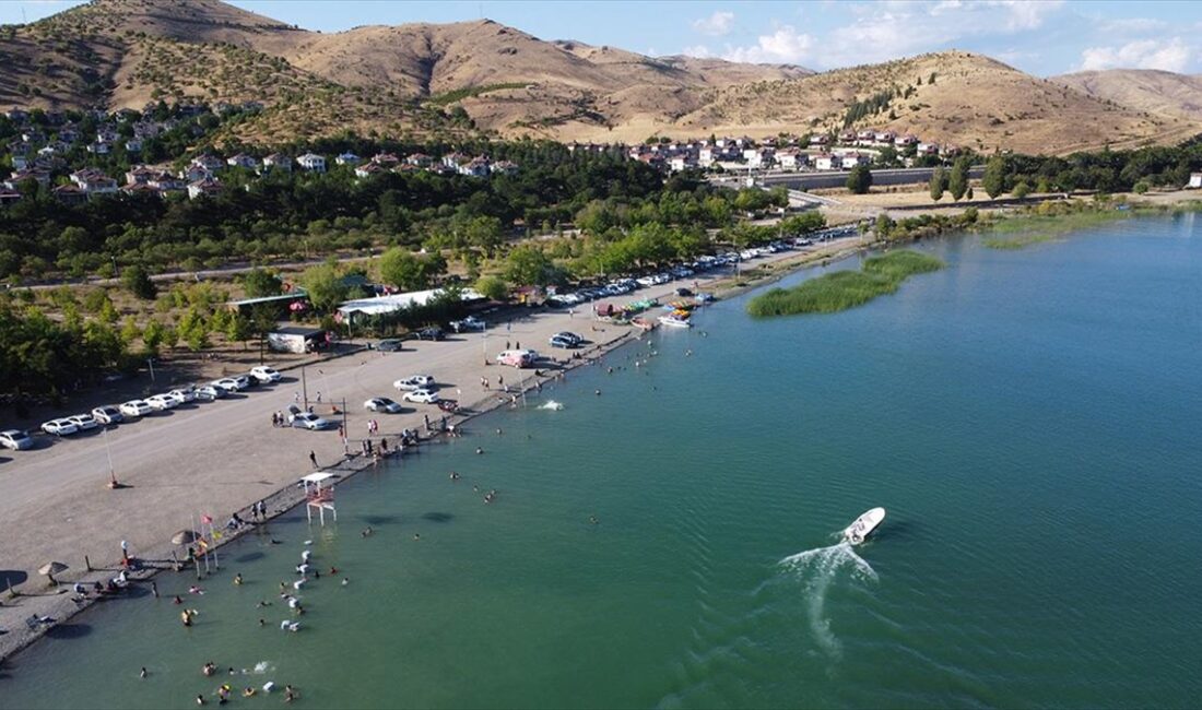 Elazığ'ın Sivrice ilçesinde doğal güzelliği, kıyı şeridindeki turistik tesisleri, plajları