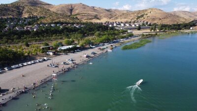 Elazığ'ın Sivrice ilçesinde doğal güzelliği, kıyı şeridindeki turistik tesisleri, plajları