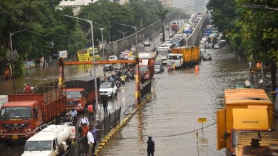 Hindistan'ın kuzeydoğusunda etkili olan aşırı yağışlar nedeniyle meydana gelen sellerde