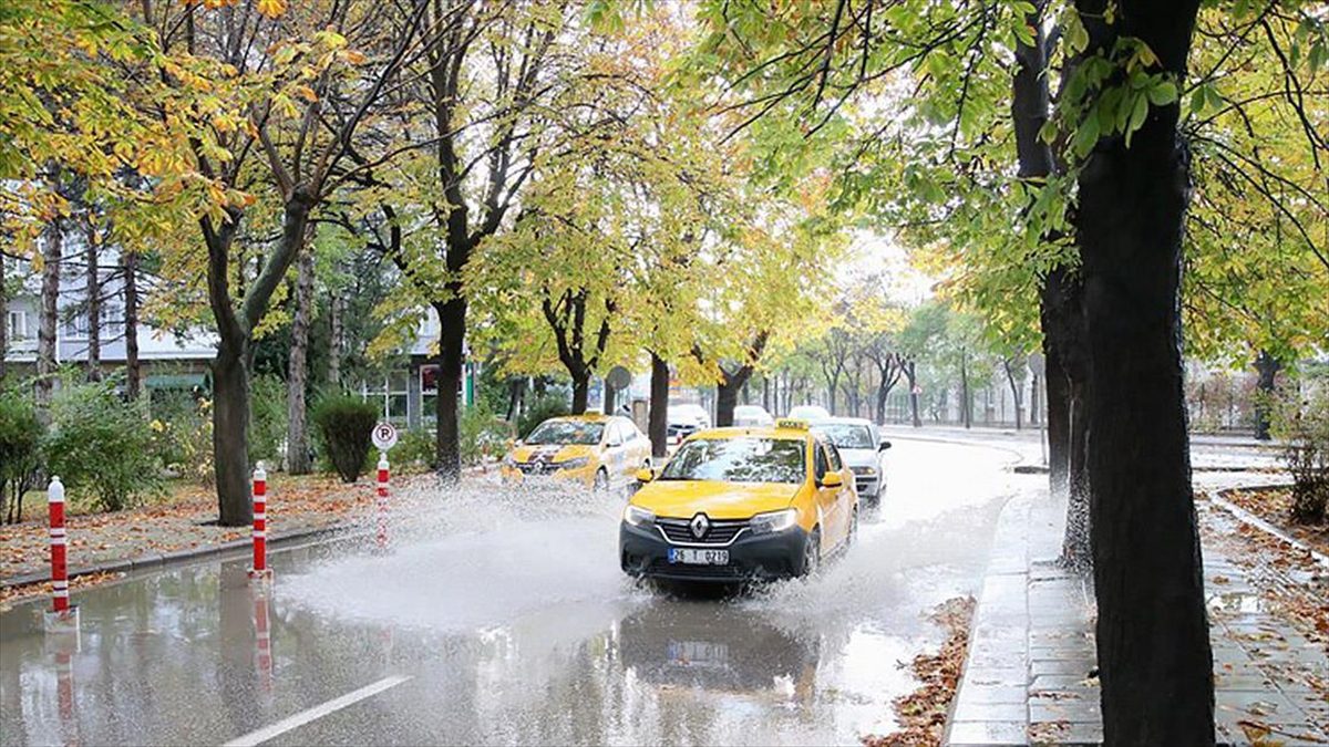  İç Batı Anadolu'da yarın gök gürültülü sağanak bekleniyor.