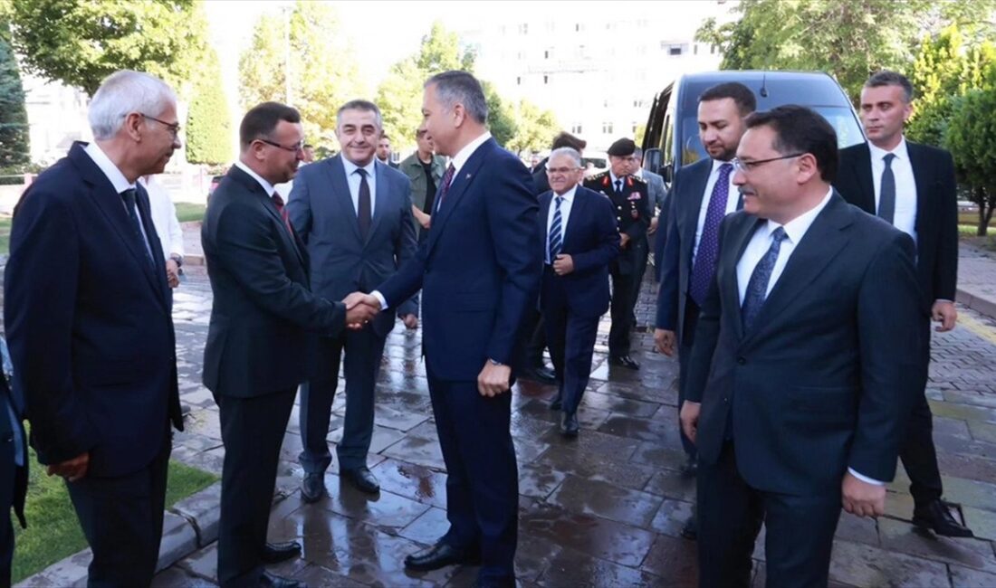 İçişleri Bakanı Ali Yerlikaya, Kayseri'de valiliği ve büyükşehir belediyesini ziyaret