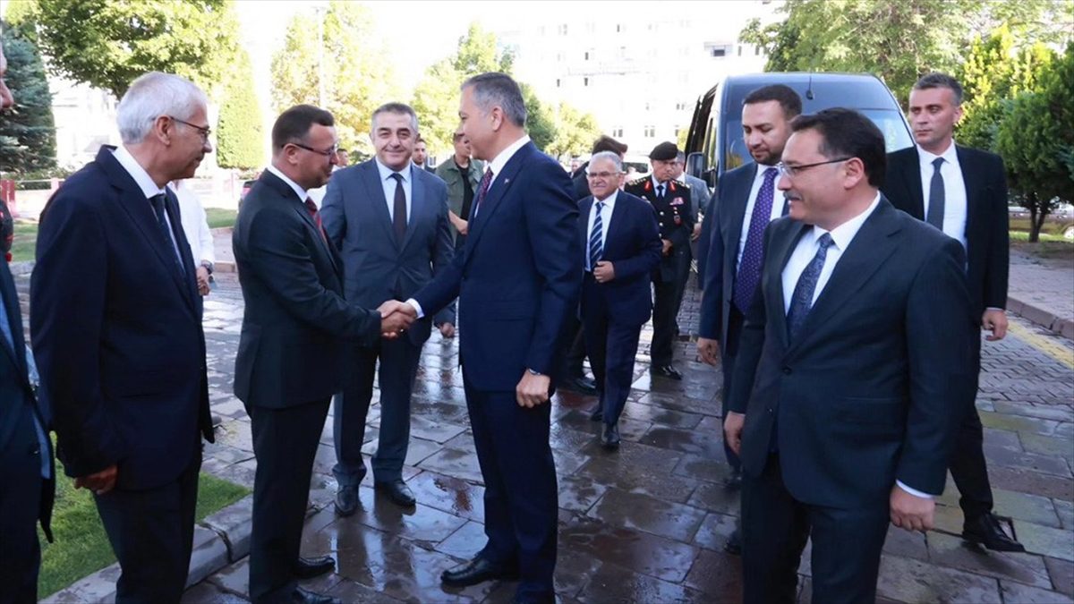 İçişleri Bakanı Ali Yerlikaya, Kayseri'de valiliği ve büyükşehir belediyesini ziyaret