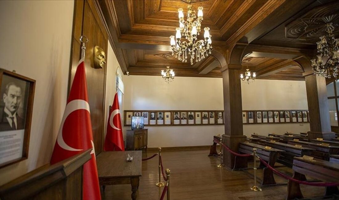 Gazi Mustafa Kemal Atatürk ve silah arkadaşları, "Vatan bir bütündür