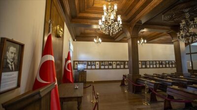 Gazi Mustafa Kemal Atatürk ve silah arkadaşları, "Vatan bir bütündür