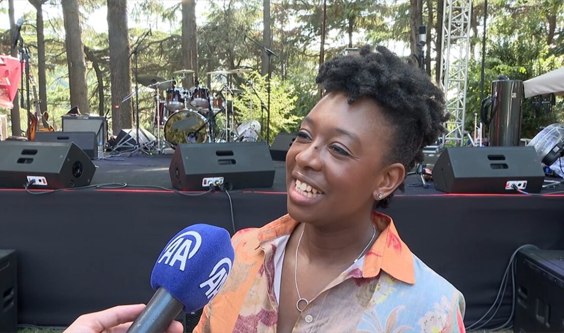 Jamaika kökenli İngiliz caz müzisyeni ve saksafoncu YolanDa Brown, "Seyirciyle