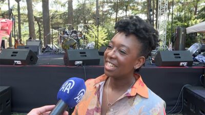 Jamaika kökenli İngiliz caz müzisyeni ve saksafoncu YolanDa Brown, "Seyirciyle