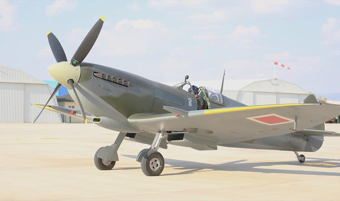 İngiltere'den uçarak gelen Spitfire Mk9 savaş uçağı, Eskişehir'in Sivrihisar ilçesinde