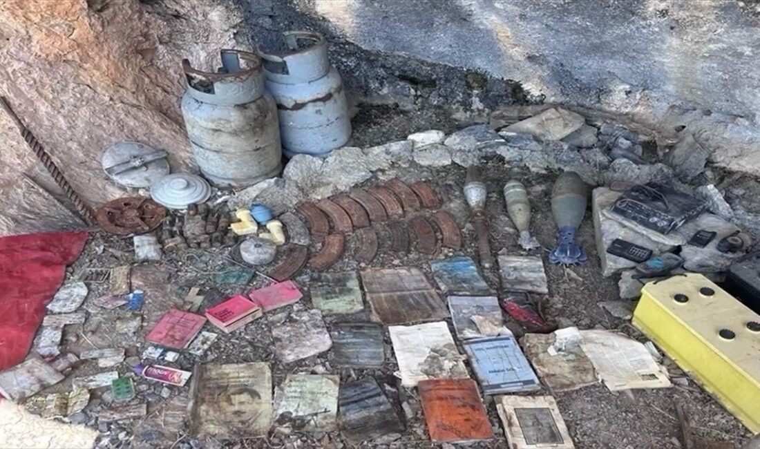 Irak'ın kuzeyindeki Pençe-Kilit Harekatı bölgesinde teröristlerce kullanılan mağarada, çeşitli mühimmat,