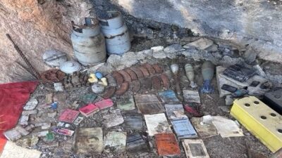 Irak'ın kuzeyindeki Pençe-Kilit Harekatı bölgesinde teröristlerce kullanılan mağarada, çeşitli mühimmat,