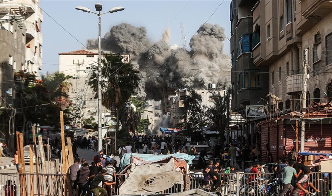 İsrail ordusunun yoğun saldırılar eşliğinde Gazze Şeridi'nin kuzeyindeki Gazze kent