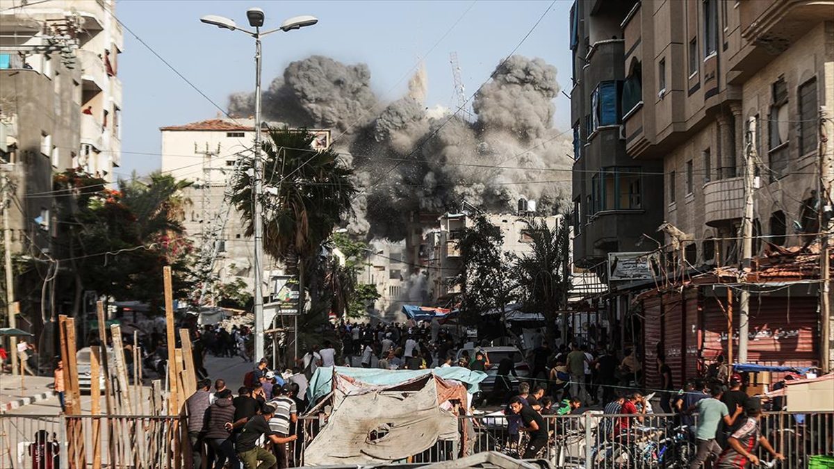 İsrail ordusunun yoğun saldırılar eşliğinde Gazze Şeridi'nin kuzeyindeki Gazze kent