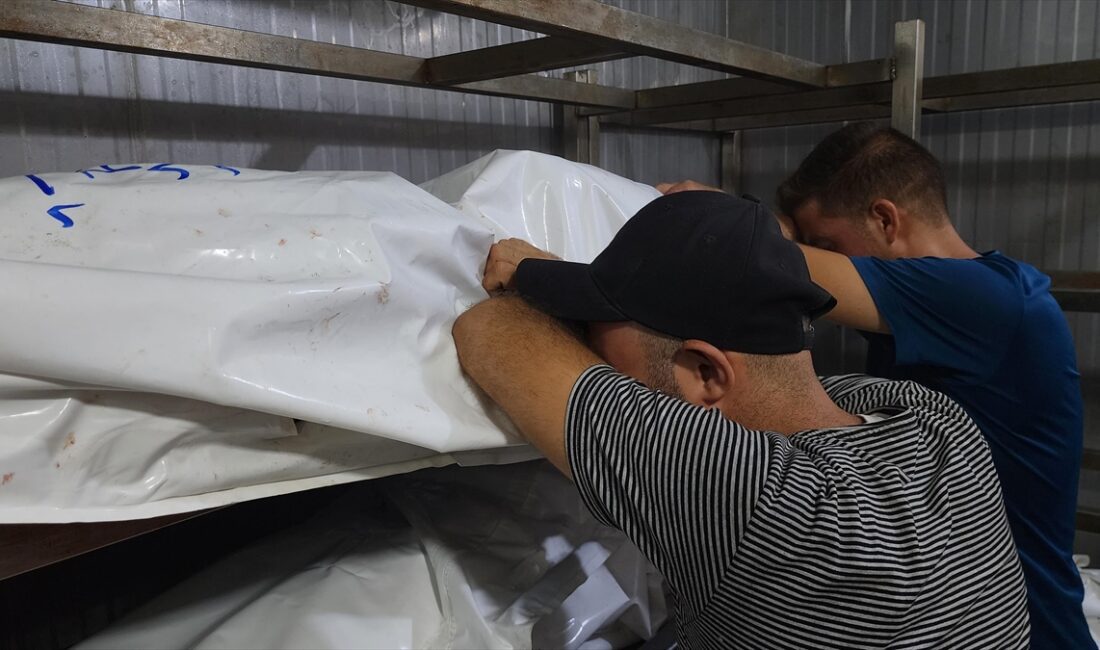 İsrail'in Gazze Şeridi'nin Han Yunus kentinde yerlerinden edilmiş Filistinlilerin sığındığı
