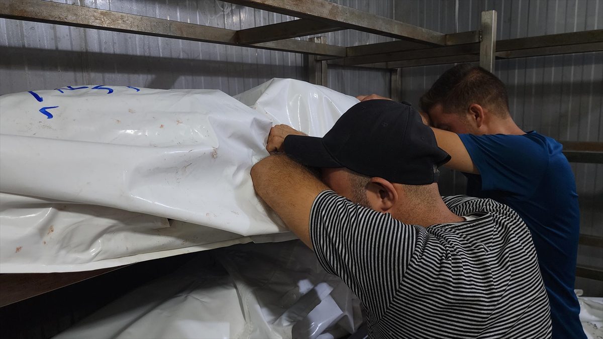 İsrail'in Gazze Şeridi'nin Han Yunus kentinde yerlerinden edilmiş Filistinlilerin sığındığı