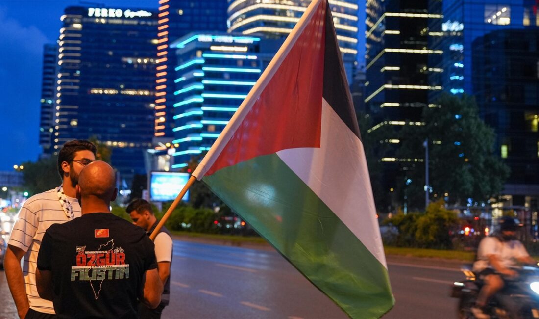 İSTANBUL (AA) – Levent’teki konsolosluk binası önünde toplanan grup, kaldırımda