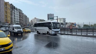İstanbul'un bazı bölgelerinde aralıklarla yağış etkili olurken, trafikte aksamalar yaşanıyor.