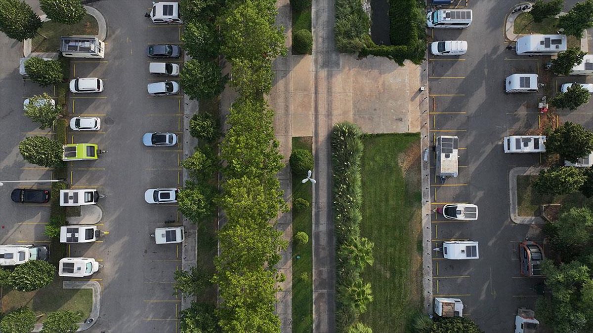 Kovid-19 salgınıyla birlikte karavan kullanımına artan talep bazı yerlerde park