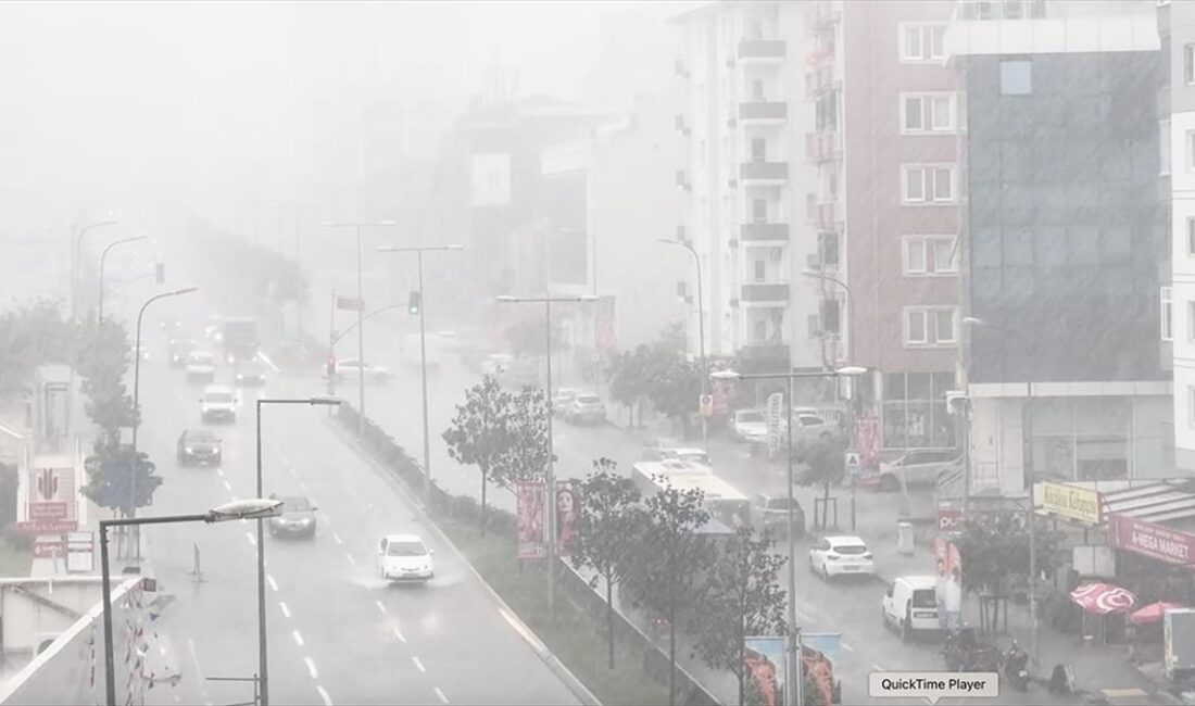 İstanbul'da gece başlayan yağmur yağışı bölgesel olarak etkisini sürdürürken trafikte