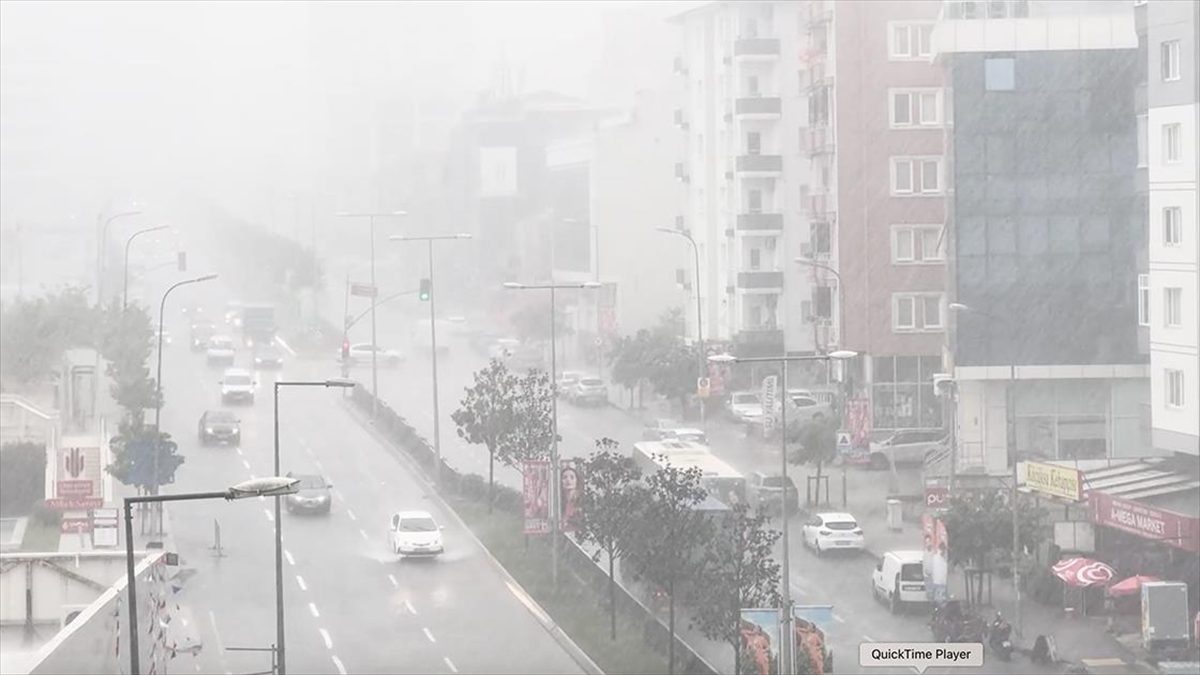 İstanbul'da gece başlayan yağmur yağışı bölgesel olarak etkisini sürdürürken trafikte