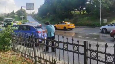 İSTANBUL (AA) – Kentin bazı il&ccedil;elerinde etkili olan sağanak trafik