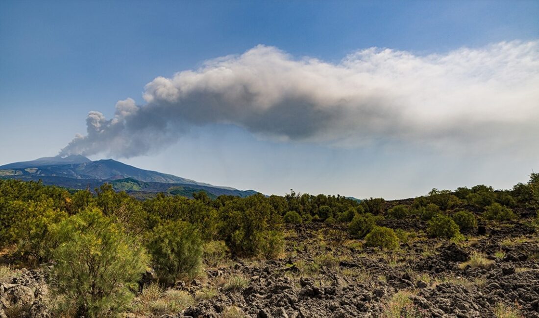 İtalya’nın güneyindeki Etna Yanardağı, son haftalardaki volkanik hareketliliğinin ardından geceden