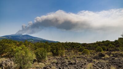 İtalya’nın güneyindeki Etna Yanardağı, son haftalardaki volkanik hareketliliğinin ardından geceden