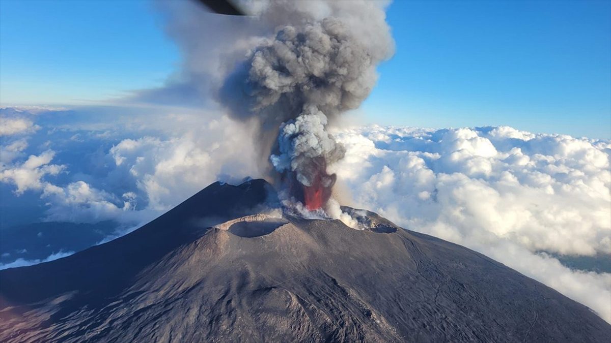 İtalya'nın güneyinde bulunan aktif yanardağlardan Etna yeniden kül ve lav