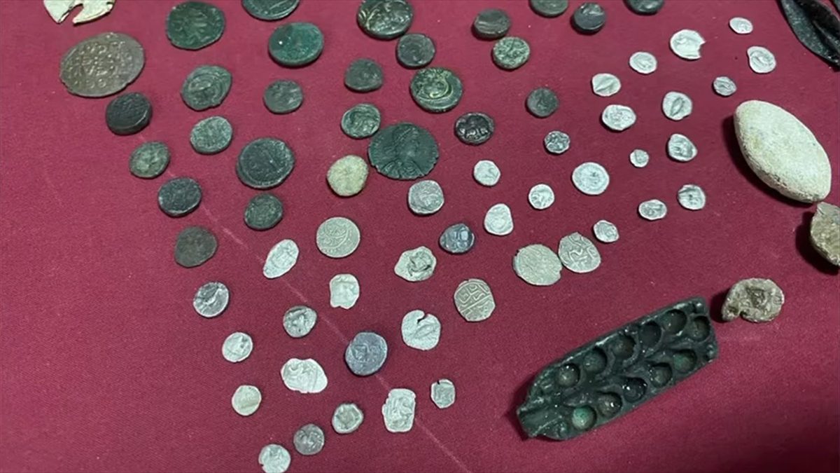 Bakan Yerlikaya, 24 ilde düzenlenen "Define-1" operasyonunda, kaçak kazılarla elde
